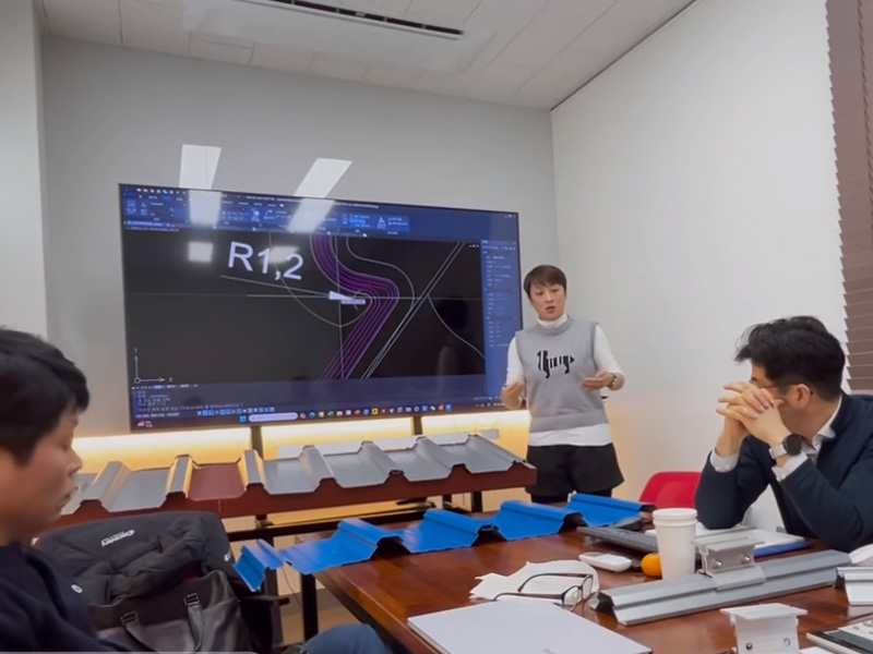 跳出 “內(nèi)卷” 漩渦！中拓冷彎聯(lián)合韓方研發(fā)光伏屋面板型，邁向綠色能源新時(shí)代