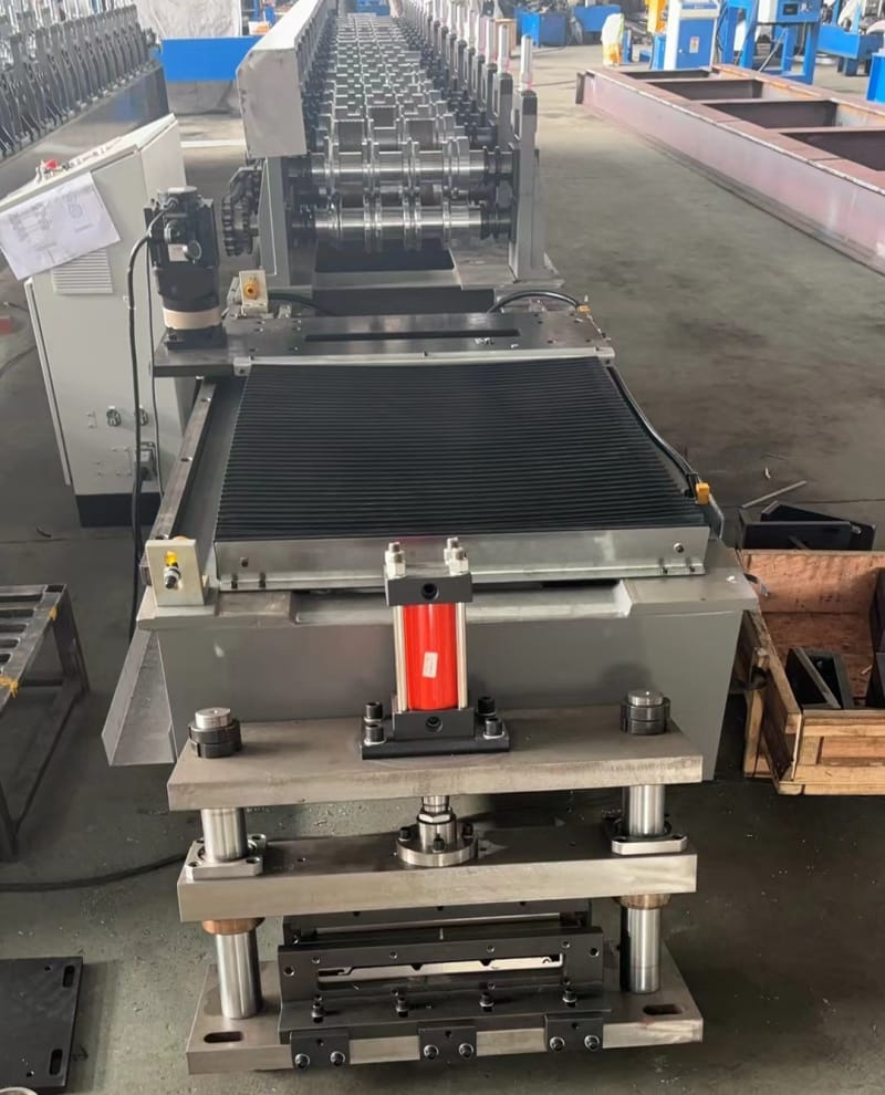 美國扣板滾壓成型機在建筑行業(yè)的應用與價值